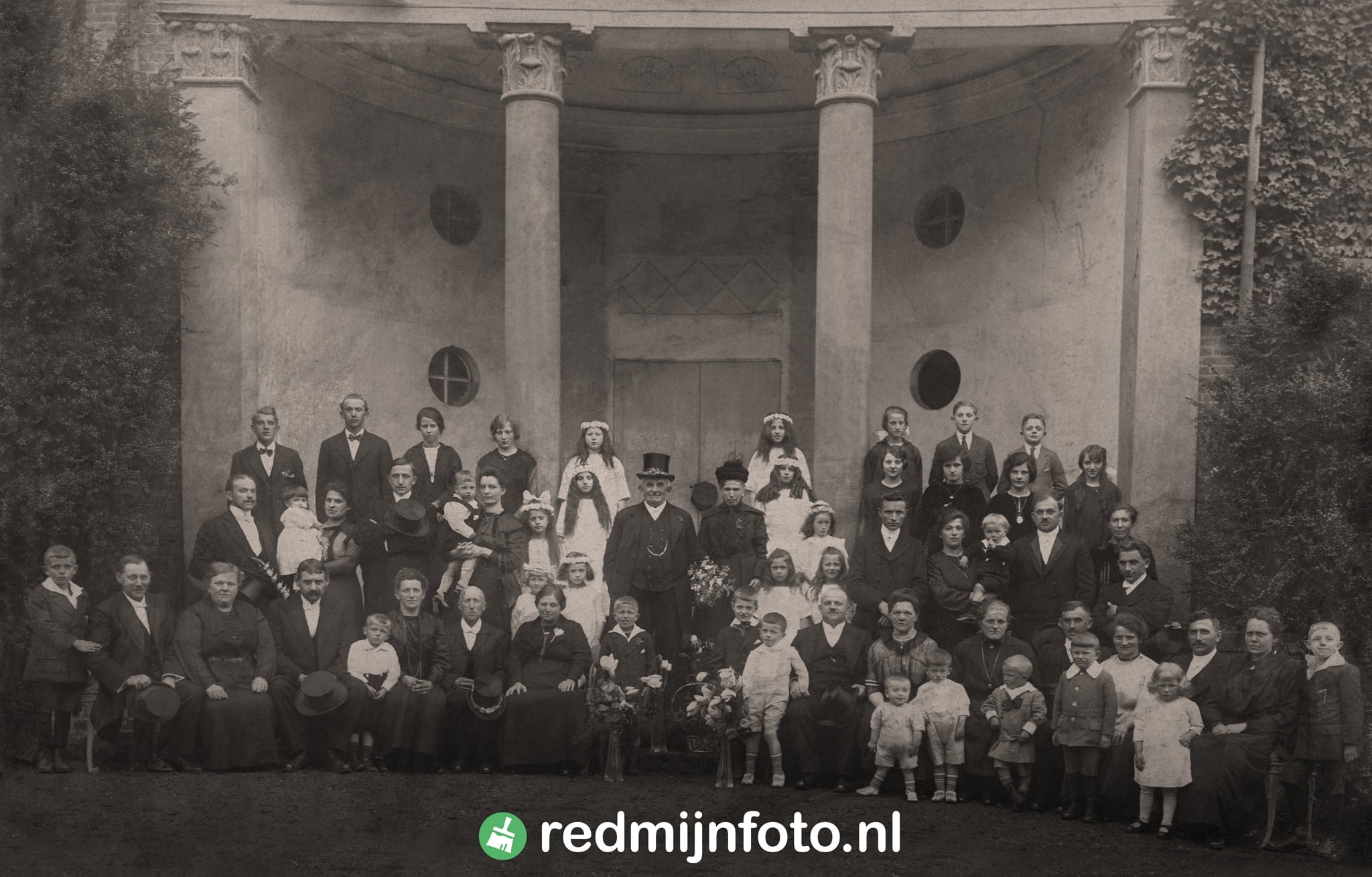 Herstelde en gerepareerde foto van familie