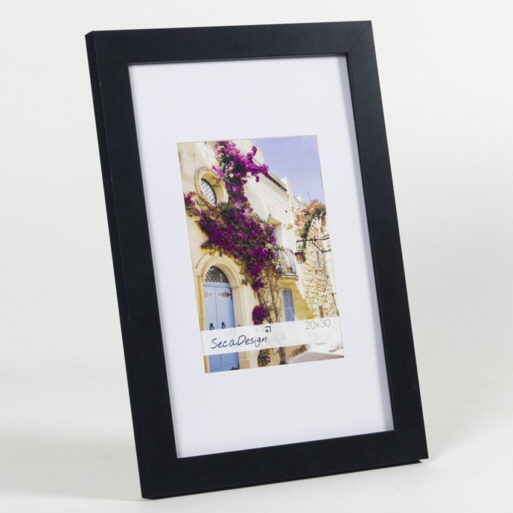 Een foto inlijsten in een oude fotolijst fotolijst zwart A4 hangen staan Redmijnfoto.nl
